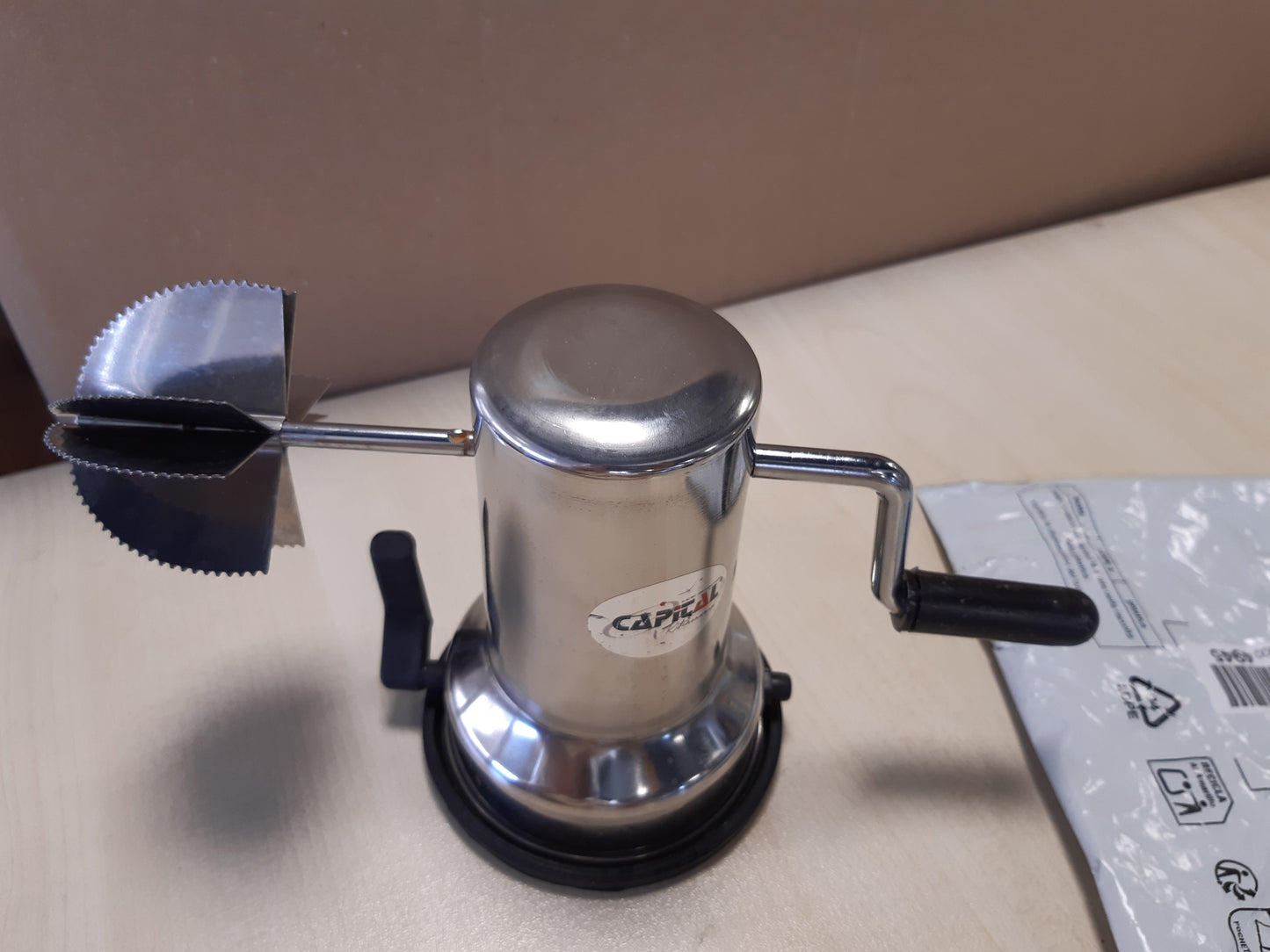 256863 - AARNAV Kruajtëse kokosi prej çeliku inox me bazë me vakum, dorezë rrotulluese, funksionim manual
