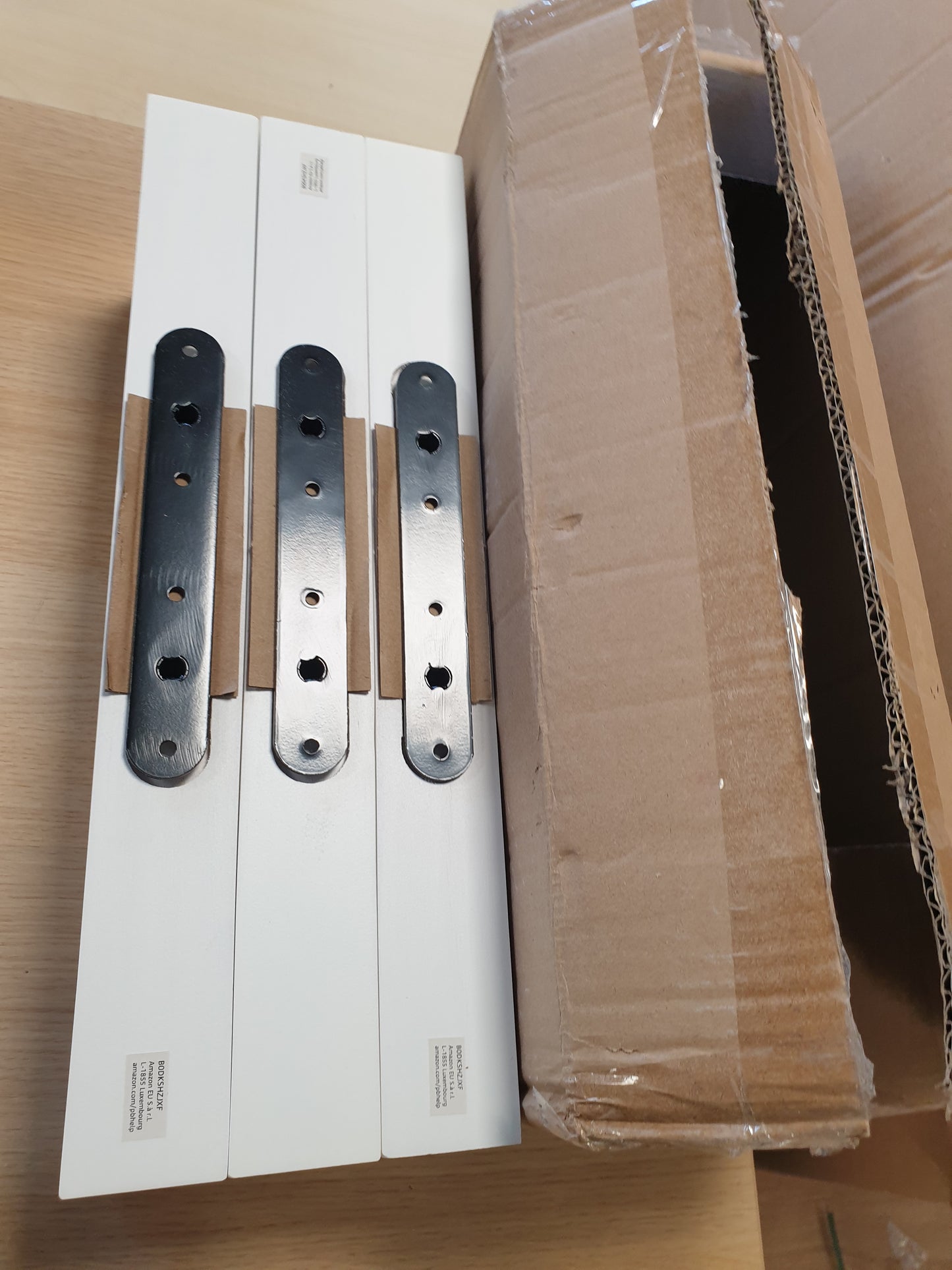 257091 - AMAZON BASICS Raft Muri prej Druri Lundrues, 40.1 x 12.7 x 4.6 cm, i Bardhë, Pako me 3 copë