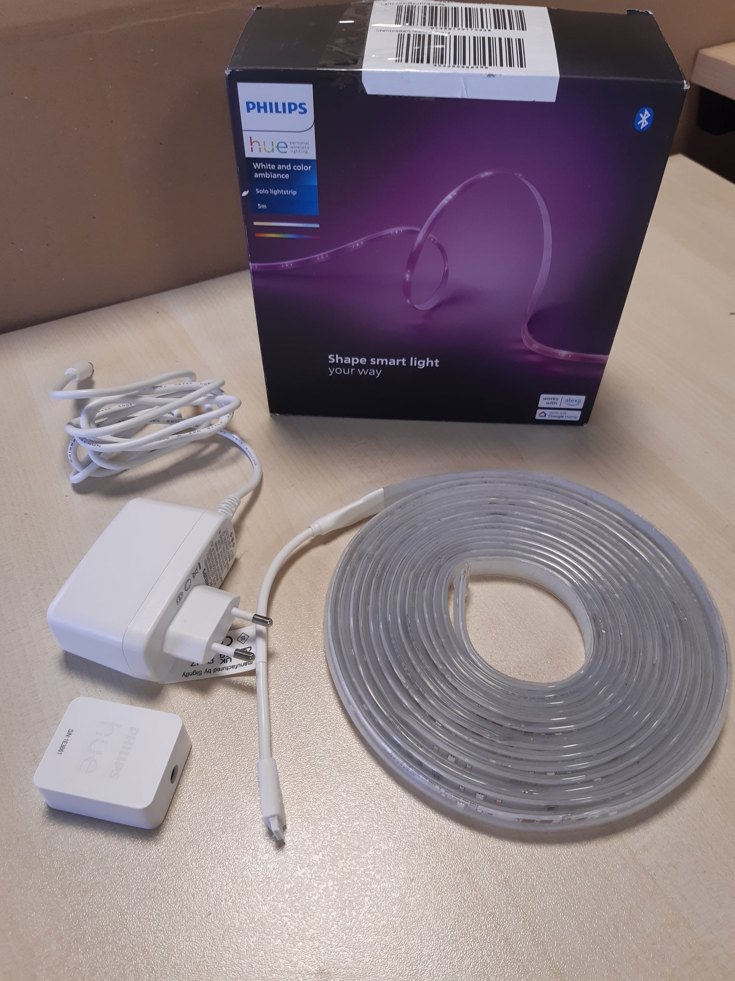 250168 - PHILIPS HUE Set bazë shiritash ndriçimi LED inteligjentë 5m për ambiente të brendshme, 1 copë, ndriçim indirekt i kontrollueshëm me aplikacionin Hue, funksionon me Alexa, Google Assistant dhe Apple HomeKit