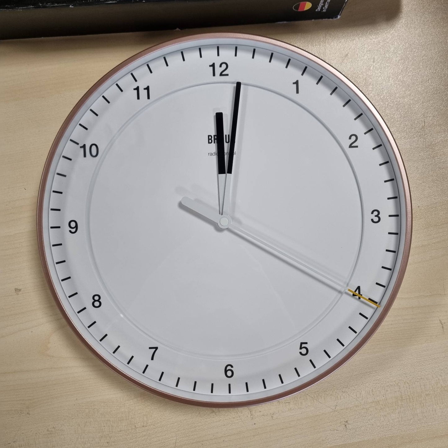 208274 - BRAUN Classic, Orë Muri Analogë 30cm me Radio dhe Kontroll, Modeli BC17PW-DCF, Zonë Orare e Evropës Qendrore (DCF/GMT+1), Lëvizje e Heshtur, Në Ngjyrë Rozë dhe të Bardhë