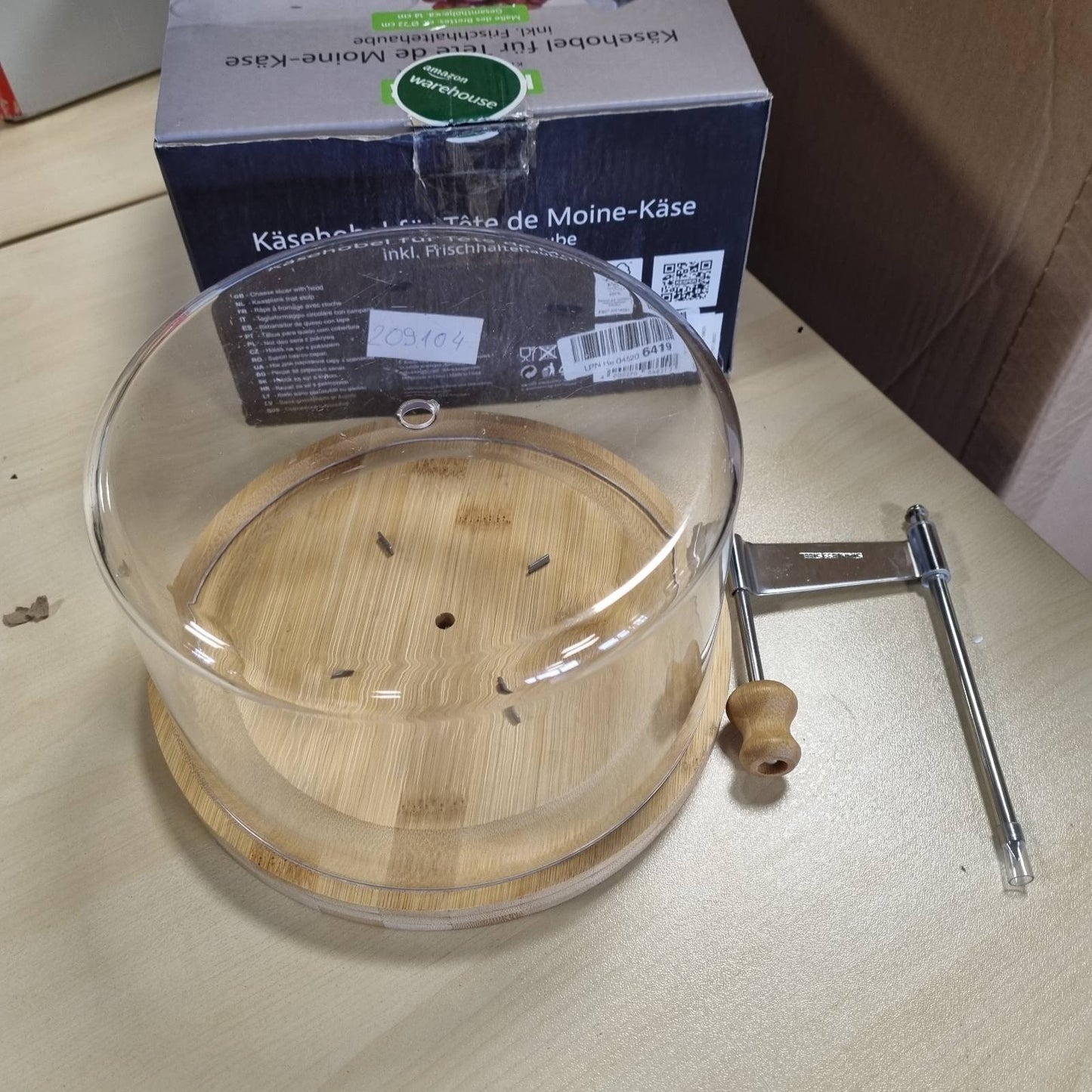 209104 - KESPER - Kruajtëse e Djathit me Kapak, Materiali: Bambu dhe Plastikë, Dimensionet: Ø 22 cm x 14 cm, Ngjyra: Kafe, Modeli: 58621