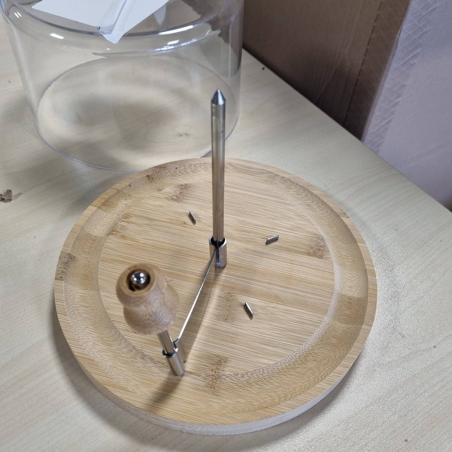 209793 - KESPER | Kruajtëse Djathi me Kapak, Materiali: Bambu & Plastike, Dimensionet: Ø 22cm x 14cm, Ngjyra: Kafe | Modeli 58621