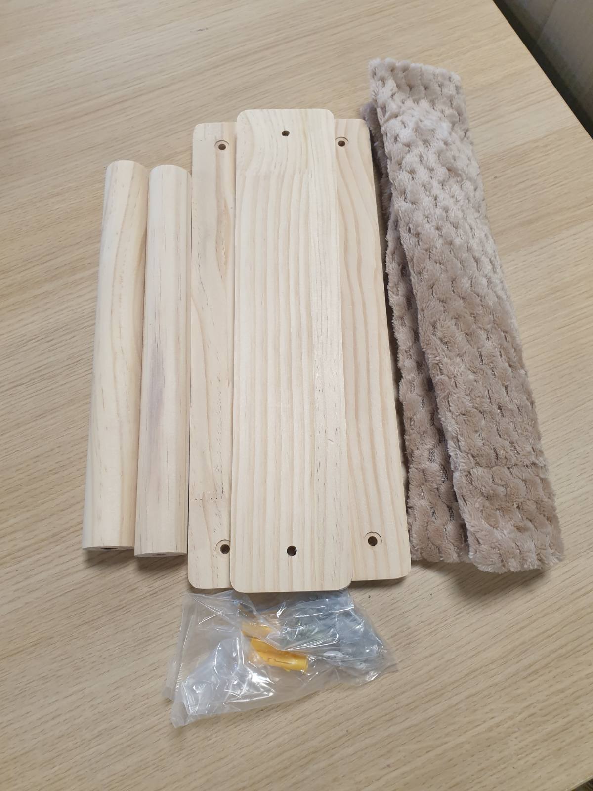 209991 - KERBL Hamak prej Druri për Kafshë Shtëpiake (Ngjyrë Natyrale/E Errët, 38 x 33.5 x 16 cm, Kapacitet Maksimal i Ngarkesës 6 kg, Material Pelush i Butë, i Përshtatshëm për Montim në Mur, Mbulesë e Larëshme, Lodër Maceje) Modeli 80917