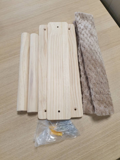 209991 - KERBL Hamak prej Druri për Kafshë Shtëpiake (Ngjyrë Natyrale/E Errët, 38 x 33.5 x 16 cm, Kapacitet Maksimal i Ngarkesës 6 kg, Material Pelush i Butë, i Përshtatshëm për Montim në Mur, Mbulesë e Larëshme, Lodër Maceje) Modeli 80917