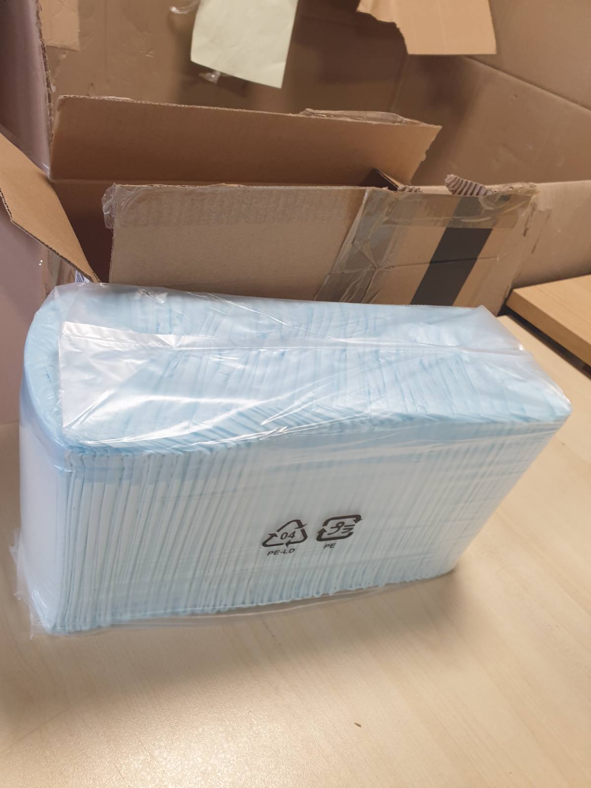 210159 - AMAZON BASICS Peceta të Papërshkueshme për Stërvitje Tualeti për Qen, të Parfumuara, me 5 Shtresa, 56x56cm, Standarde (Pako 50 copë), Blu/e Bardhë