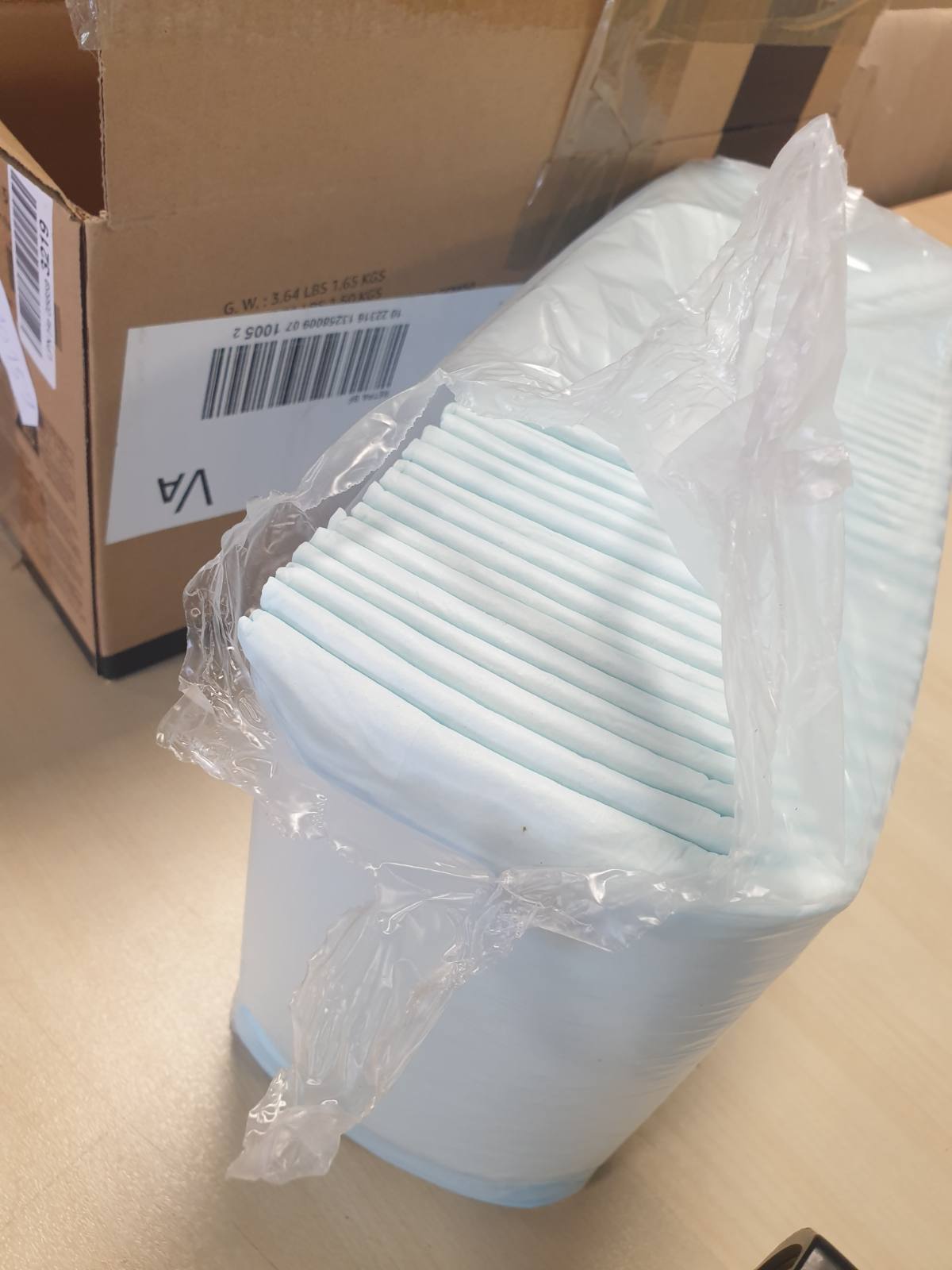 210159 - AMAZON BASICS Peceta të Papërshkueshme për Stërvitje Tualeti për Qen, të Parfumuara, me 5 Shtresa, 56x56cm, Standarde (Pako 50 copë), Blu/e Bardhë