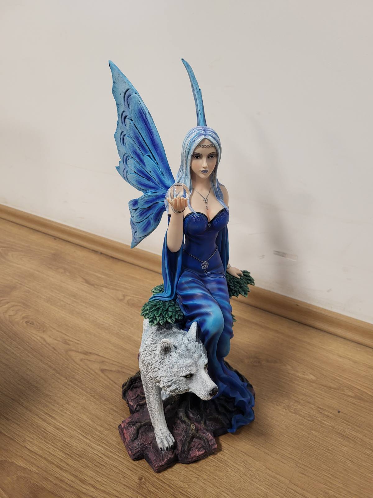 213058 - NEMESIS NOW Figurinë Shoqëruese e Zanës Blu dhe Ujkut të Bardhë Talanoa, Polirezinë, 49 cm