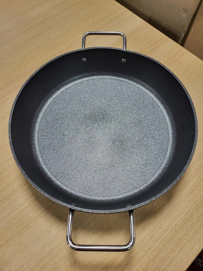 213064 - FISSLER Tigan për Servirje, i madh (Ø 32 cm), Tigan alumini, i veshur, jo ngjitës, me buzë të larta, rezistent ndaj gërvishtjeve – Induksion