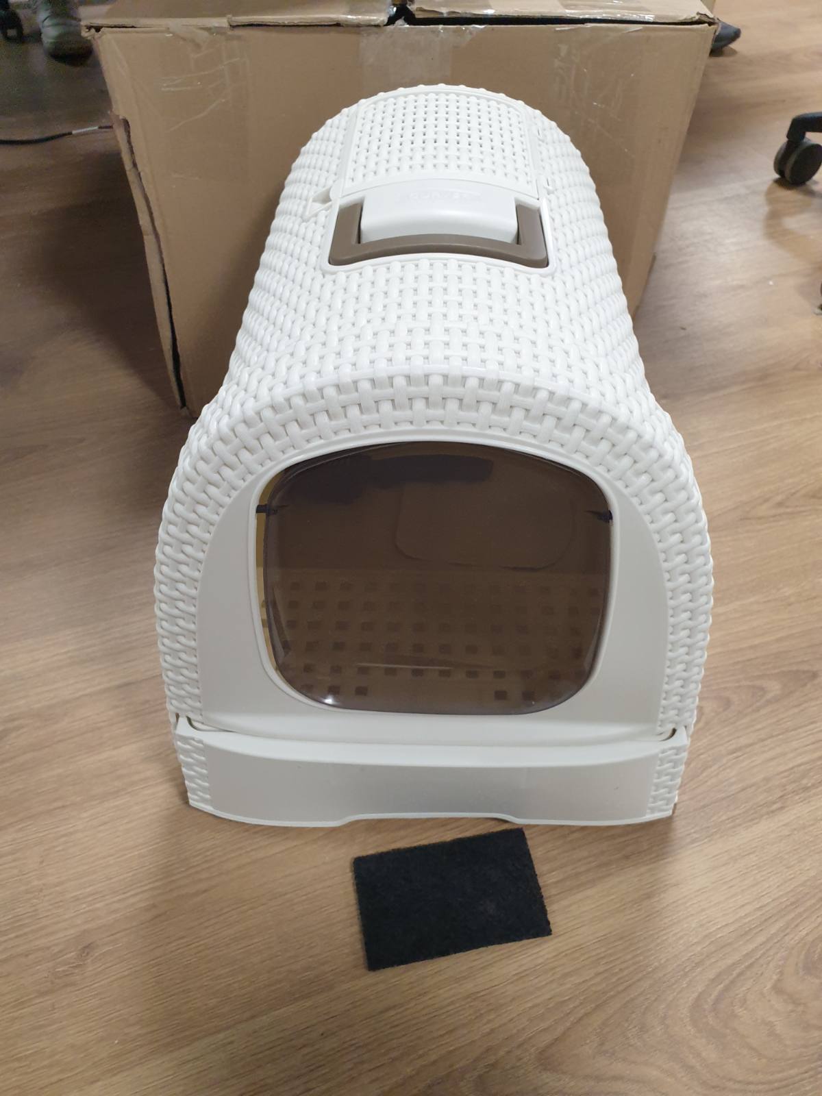213430 - CURVER Kutia e mbeturinave për macet - Tabaka e mbyllur për mbeturina - Ndarje e poshtme e lëvizshme për pastrim të lehtë - Përmasat: 51 x 39 x 40 cm - Ngjyrë fildishi