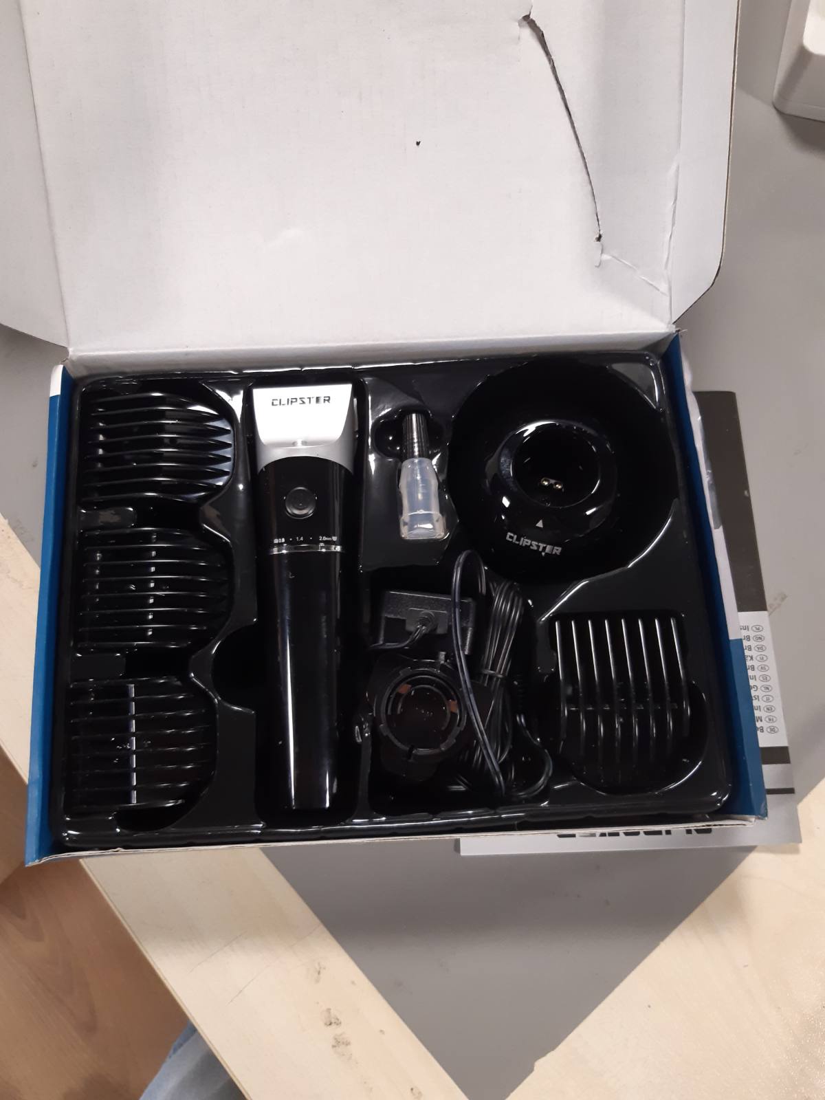 213440 - CLIPSTER Makinë prerëse pa tel për kafshë shtëpiake, përfshirë 4 krehër të lidhur, e zezë, bateri Li-Ion, gjerësi prerjeje 38 mm, kohë funksionimi 300 minuta, me dritë LED