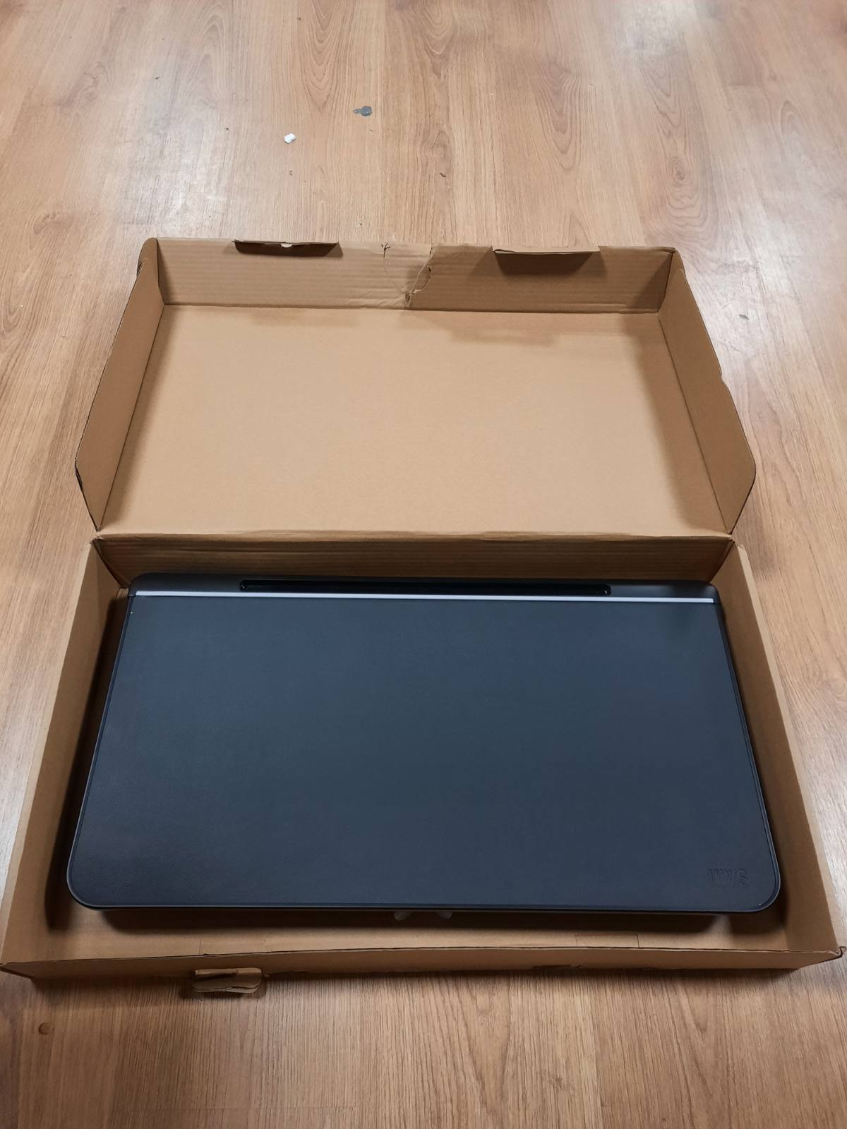 213531 - SAIJI Tavolinë Laptopi/Shtrati, Sipërfaqja Prej Druri 100% E0 Eco, E Rregullueshme me Sirtar, Këmbë të Palosshme, Kapacitet Ngarkese 40 kg, Sipërfaqja Prej Lëkure PVC, Për Lexim dhe Ngrënie në Shtrat dhe në Divan