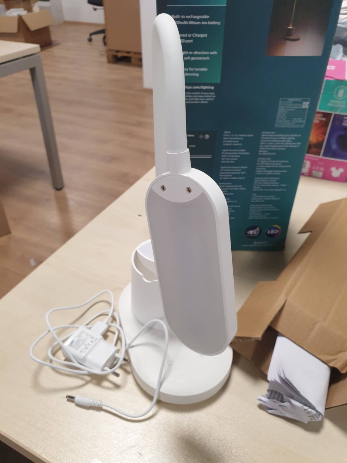 213616 - PHILIPS Llambë tavoline portative LED me funksionim me bateri, e bardhë