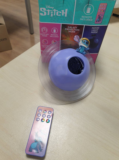 213864 - PALADONE Drita e Projektimit Lilo & Stitch Galaxy, llambë LED me ndryshim ngjyre, karikim USB dhe telekomandë