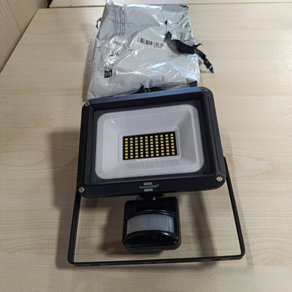 214076 - BRENNENSTUHL Llambë muri LED, IP65, 30W, 3450lm, 6500K, me detektor lëvizjeje dhe sensor muzgu.