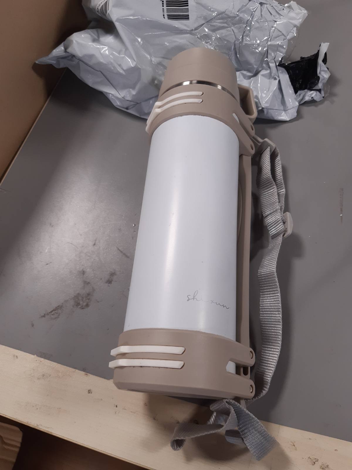 214648 - Termos 1.5L, Termos me 2 Filxhanë, Shishe e Izoluar me Çelik Inoks me Dy Mure, mban pije të nxehta për 18 orë / të ftohta për 24 orë, e Bardhë