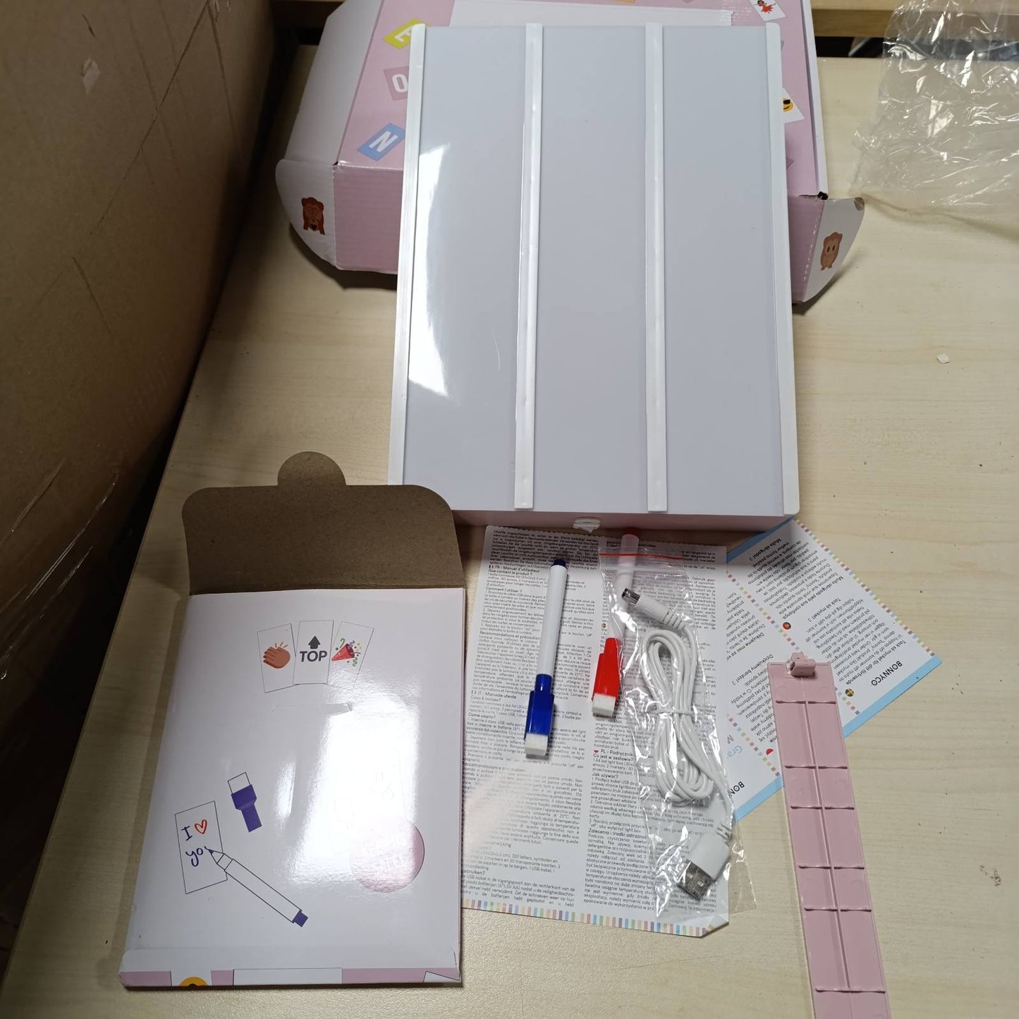 214699 - BONNYCO Kuti Dritash Rozë me 400 Shkronja dhe Emoji, 2 Shënues