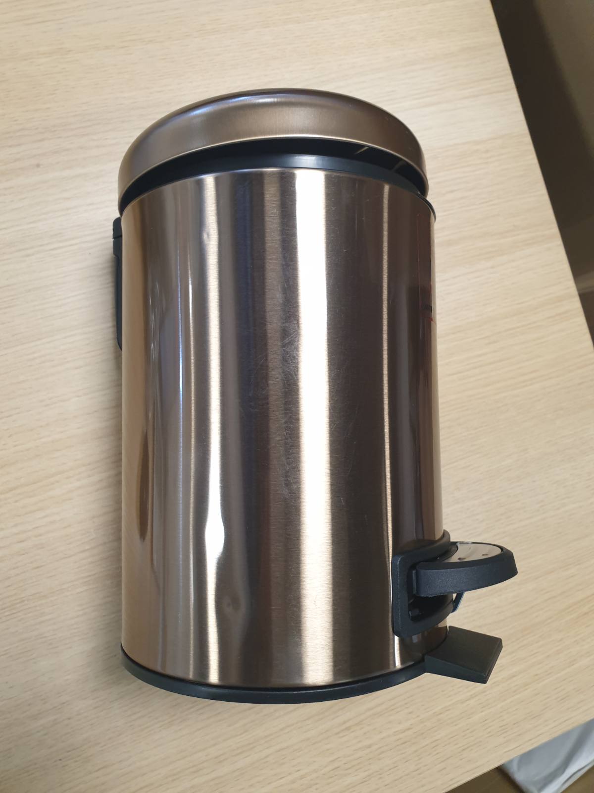 215590 - WENKO Kosh për kozmetikë me pedale, 3 litra, Kosh për banjo me shtresë kundër gjurmëve të gishtave, Mbajtëse qeseje, çelik inox, 17x25x22.5 cm, bakër metalik
