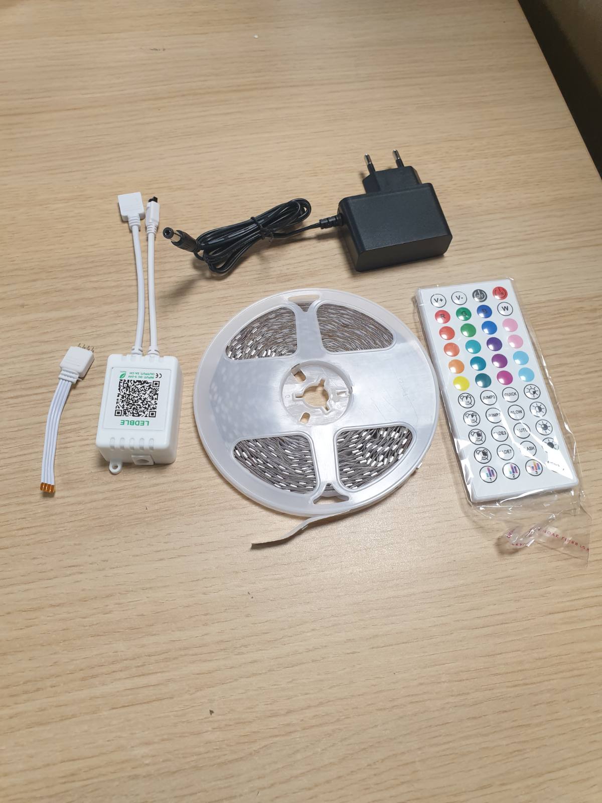 215615 - HOVVIDA Shirit LED 15M, 1x15M, 30 LED/metër, Shirit LED 24V RGB, 450 LED, Aplikacion dhe Telekomandë, Sinkronizim Muzikor, Modalitet Kohëmatësi