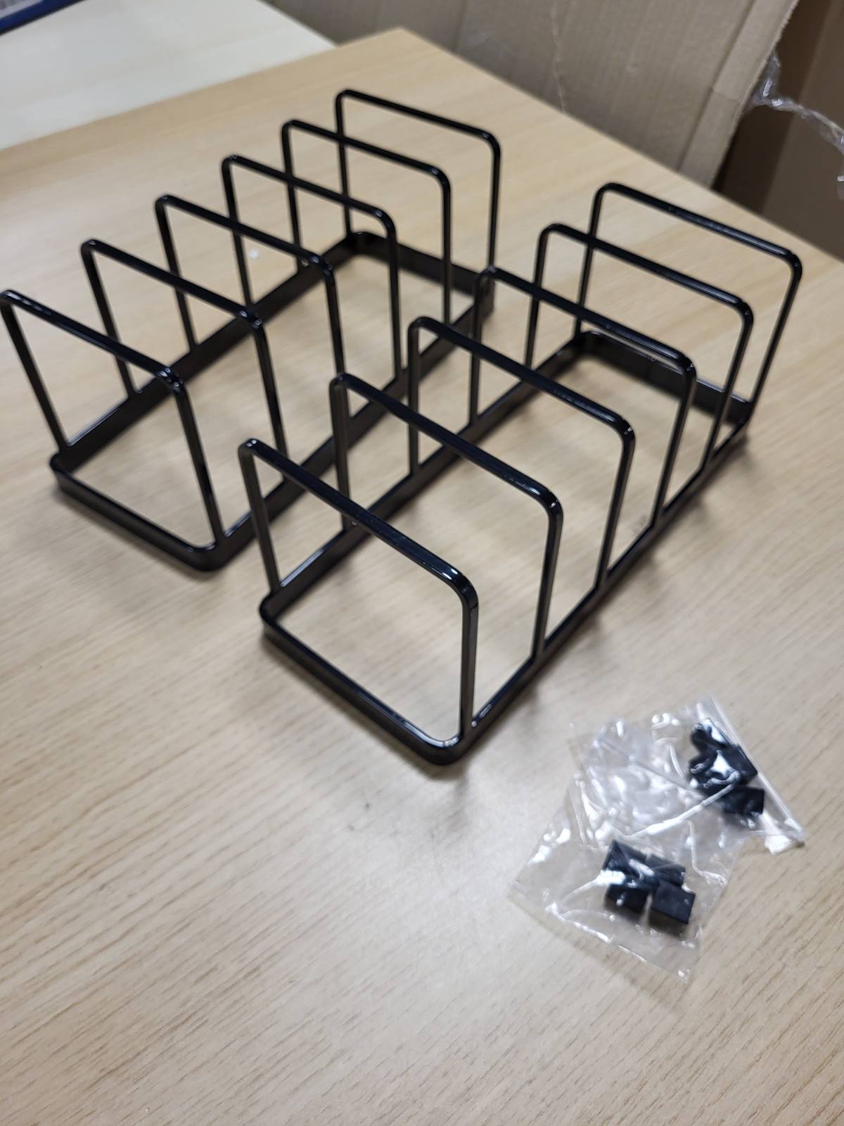 215686 - 2 mbajtëse pjatash, mbajtëse kapaku tenxheresh, raft vertikal pjatash, kullues enësh, mbajtëse kapaku enësh, raft kullues, tabaka, dërrasë prerëse, mbajtëse enësh për pjekje, e zezë, organizues kuzhine