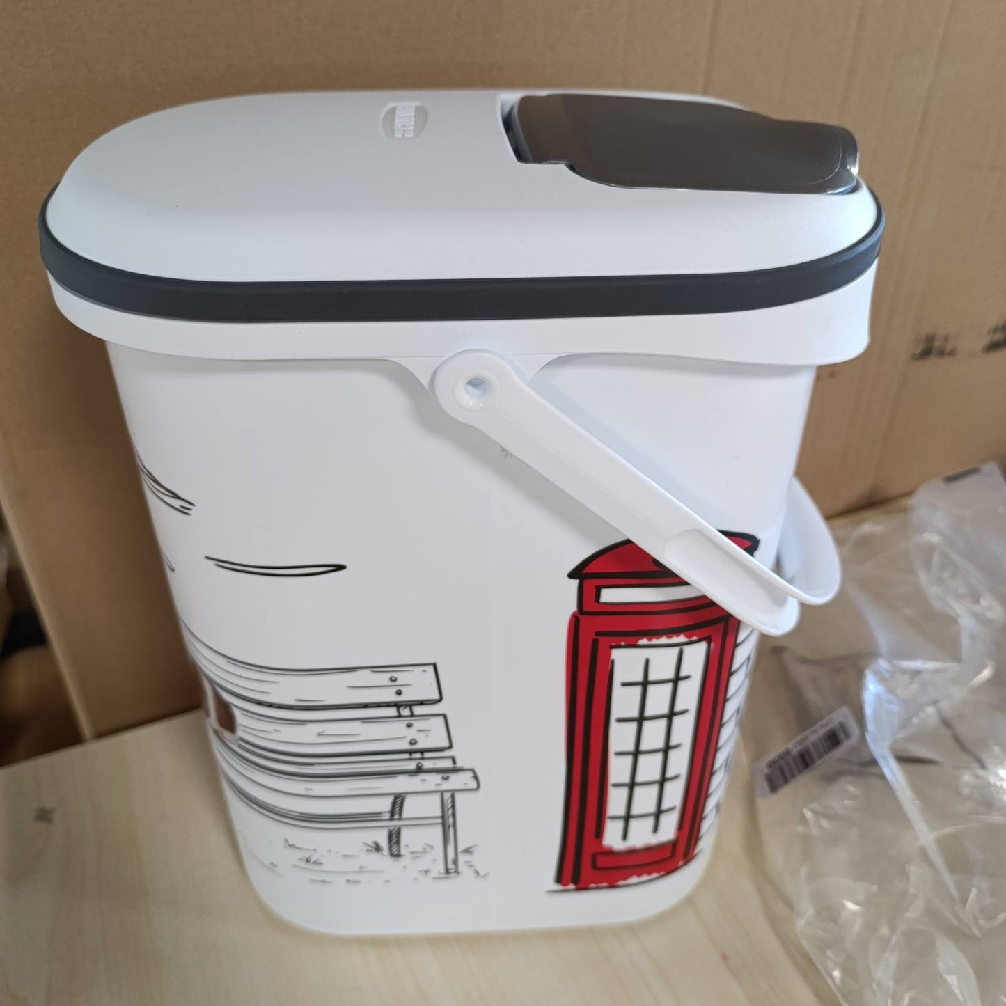 215710 - CURVER Enë për ushqim për qen - 10L/4KG - Ruajtje hermetike, rezistente ndaj erërave - 19 x 30 x 35 cm