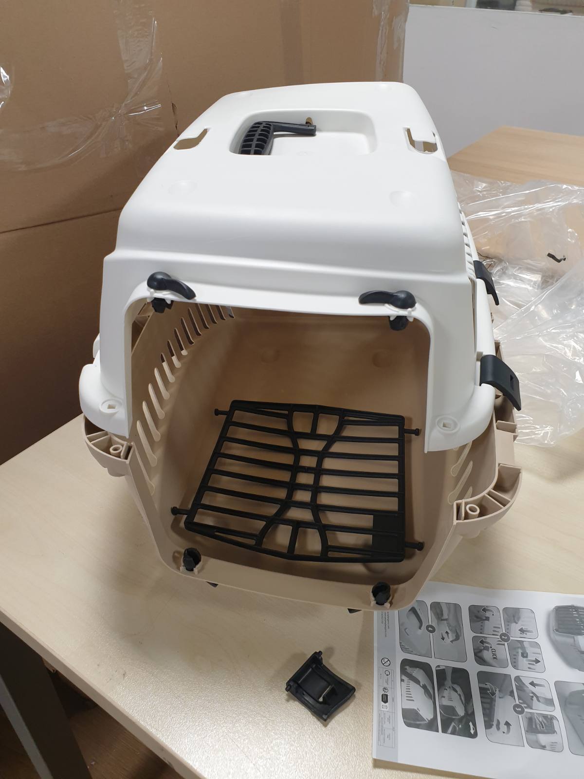 215729 - KERBL Kuti transporti Expedion (ngjyrë krem/e gri, 45 x 30 x 30 cm, pesha maksimale e kafshës 10 kg, e bërë prej plastike)