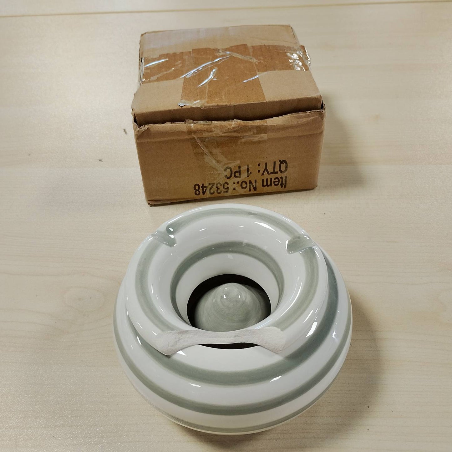 216766 - Tavë Hiri Rezistente ndaj Erës, 13.5 cm, me Vija Gri dhe të Bardha, me Kapak