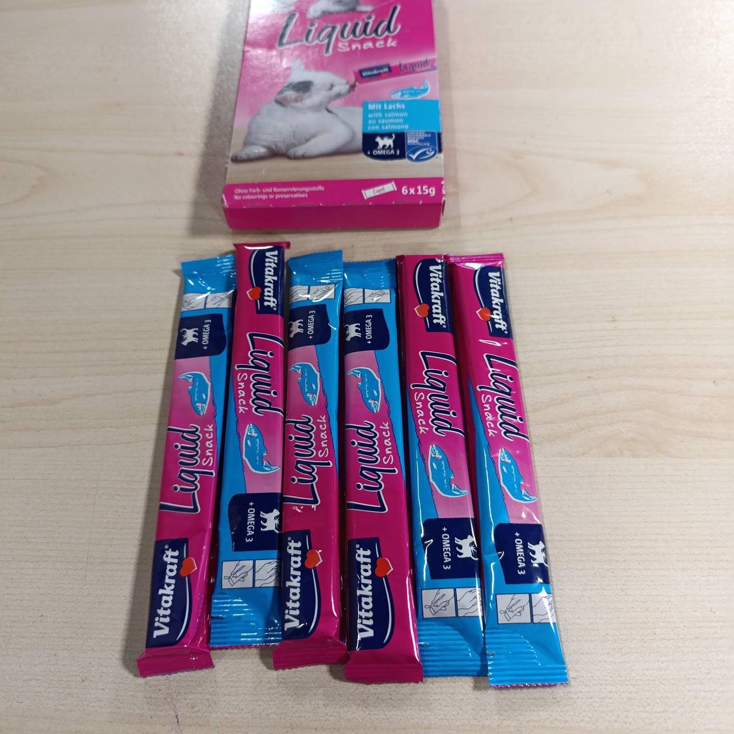 216878 - VITAKRAFT Snack Kremor për Mace me Salmon dhe Acide Yndyrore Omega 3, 1 Pako me 6 x 15g