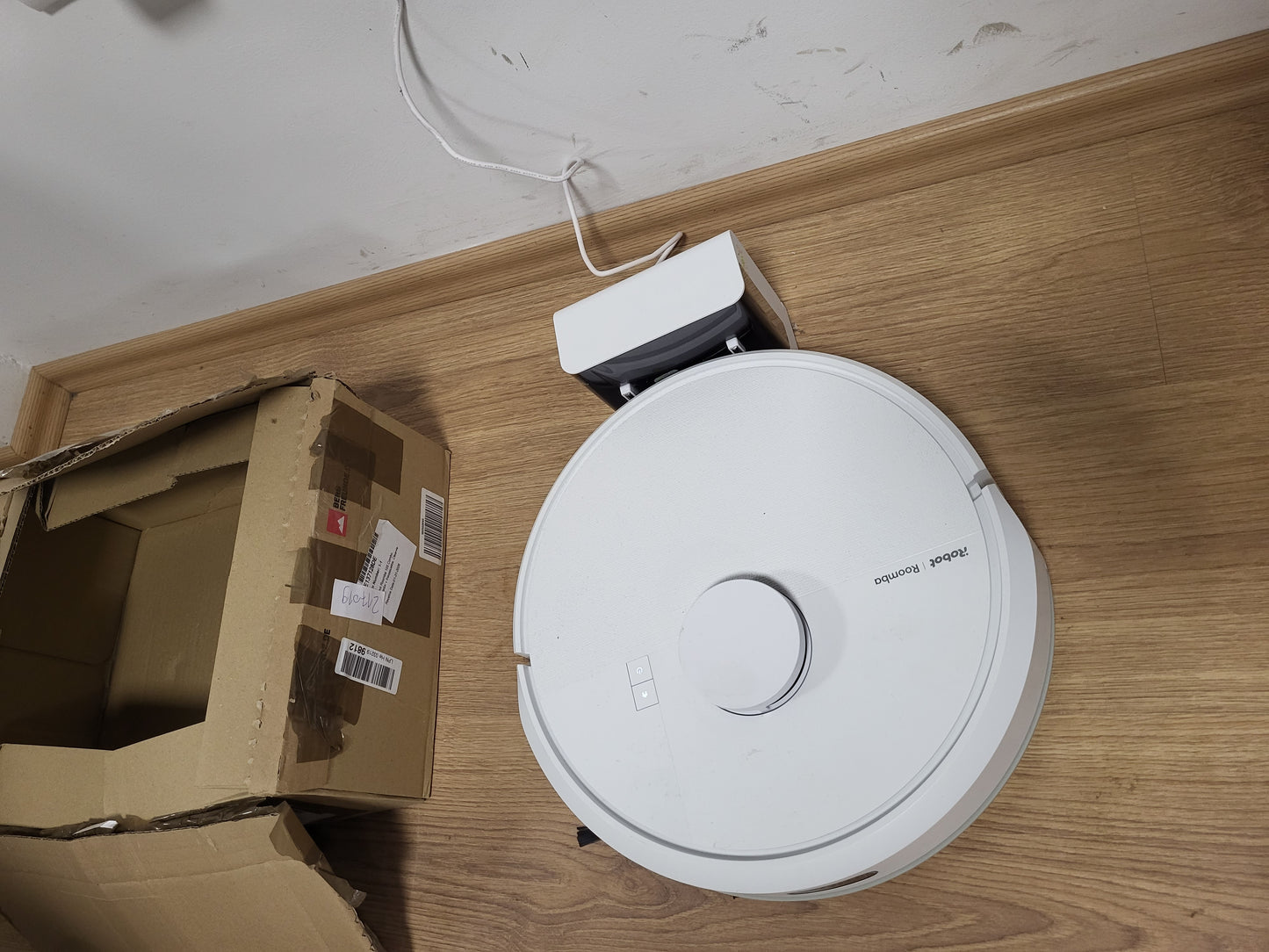 217019 - IROBOT Roomba 105 Combo - Fshirje me korrent + fshesë me korrent - Clearview LiDAR - 7000Pa - 120 minuta - SmartScrub - Shmangia e pengesave - Pastrimi i zonave - Karikimi dhe rifillimi - Aplikacioni - E bardhë