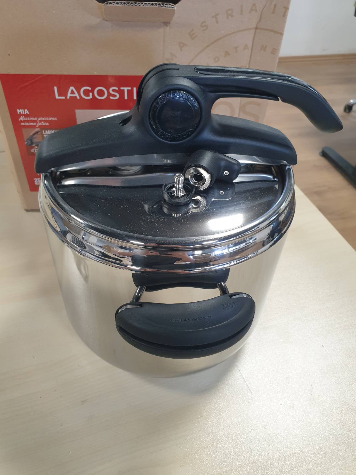 217071 - LAGOSTINA Tenxhere me presion prej çeliku inox Mia Lagoeasy'UP 7L, diametër 22cm, e pajtueshme me sobë me induksion dhe gaz, kapak që hapet lehtë, bazë Irradial Plus me 3 shtresa, e sigurt për lavastovilje