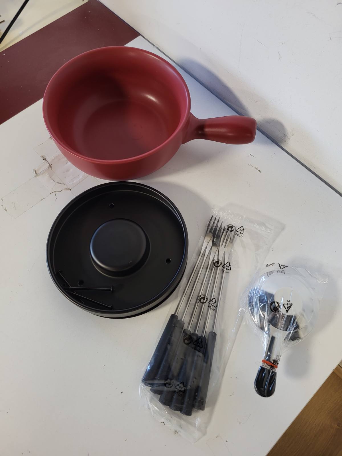217072 - KUHN RIKON Set për Fondue Djathi, e kuqe klasike · Ø 23 cm, kapacitet 2.6 litra, ideale për 4-6 persona, seti përfshin 6 pirunë, një djegës paste (pa pastë karburanti) dhe një stendë