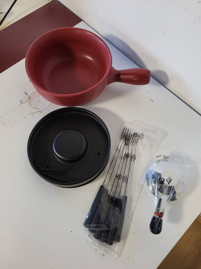 217072 - KUHN RIKON Set për Fondue Djathi, e kuqe klasike · Ø 23 cm, kapacitet 2.6 litra, ideale për 4-6 persona, seti përfshin 6 pirunë, një djegës paste (pa pastë karburanti) dhe një stendë