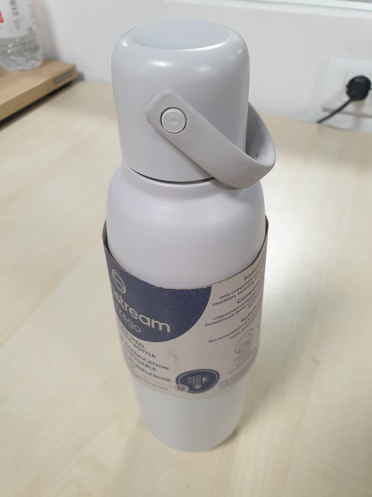 218174 - SODASTREAM Shishe metalike 0.9L Fizz&go COOL me rërë, e pajtueshme me Duo, E-Duo, Terra, mban pijet të ngrohta dhe të ftohta deri në 12 orë, Pa BPA, Paketim me 1
