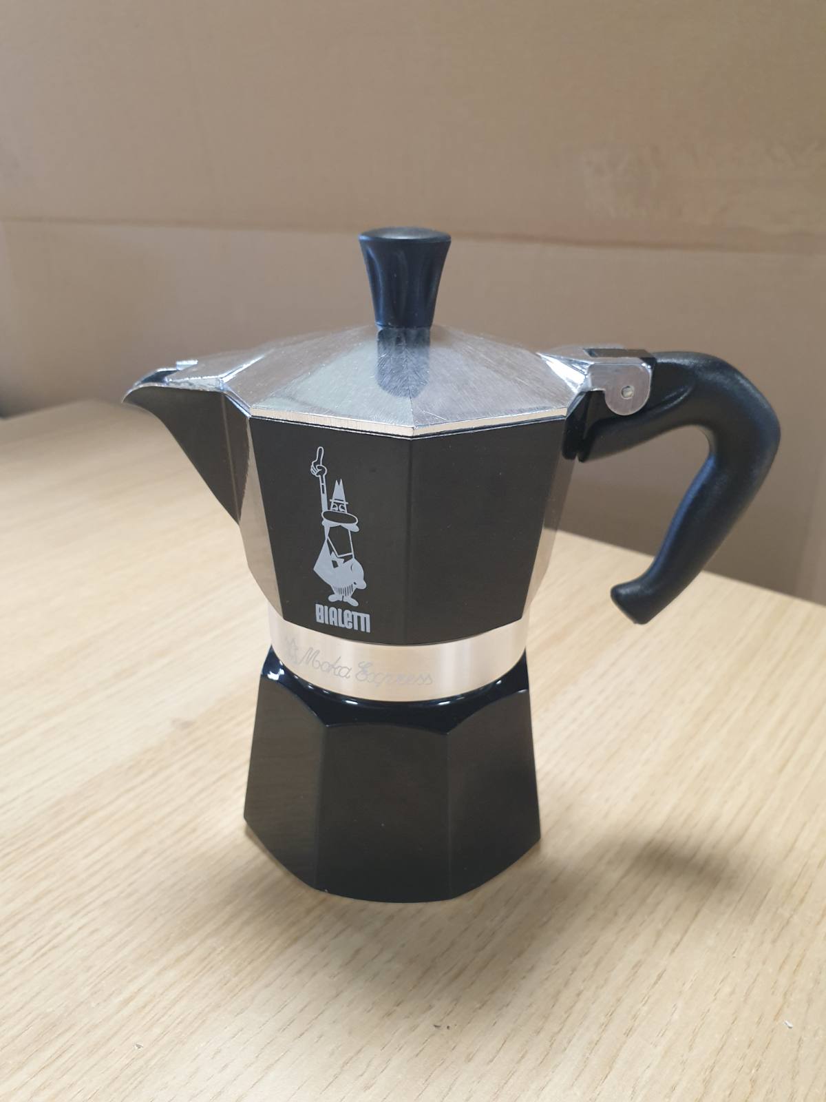 218406 - BIALETTI Moka Color, Makinë ekspreso, 3 gota (130 ml), alumini, e zezë