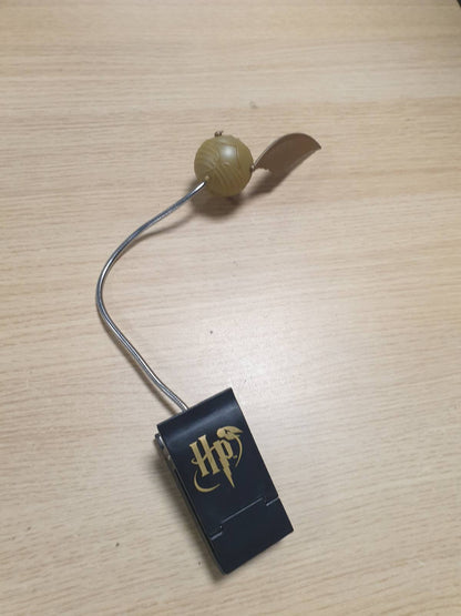 218971 - GOLDEN SNITCH Llambë Leximi me Kapëse Lumi - Mall i licencuar zyrtarisht i Harry Potter, llambë me kapëse për lexim natën, funksionon me bateri