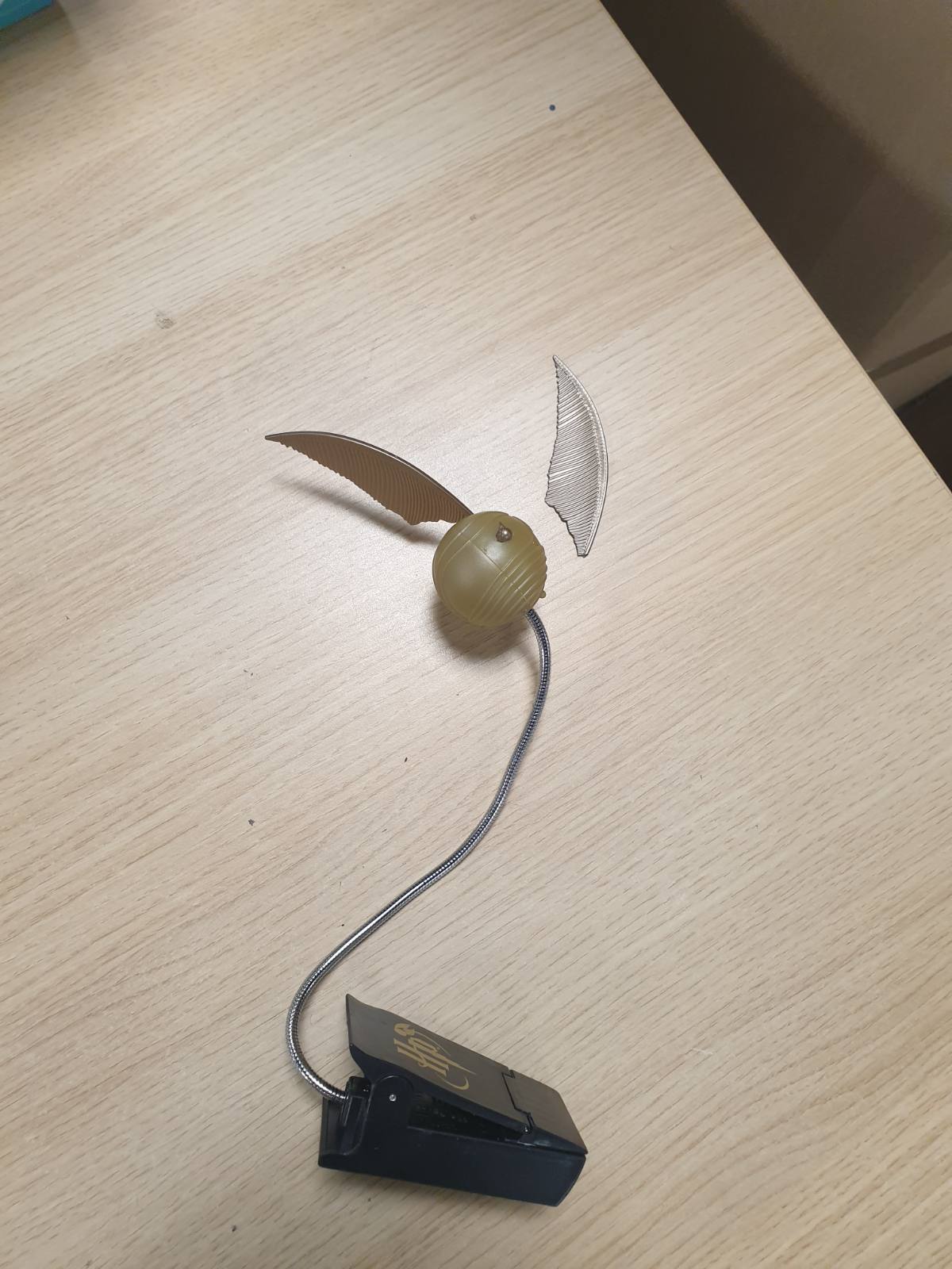 218971 - GOLDEN SNITCH Llambë Leximi me Kapëse Lumi - Mall i licencuar zyrtarisht i Harry Potter, llambë me kapëse për lexim natën, funksionon me bateri