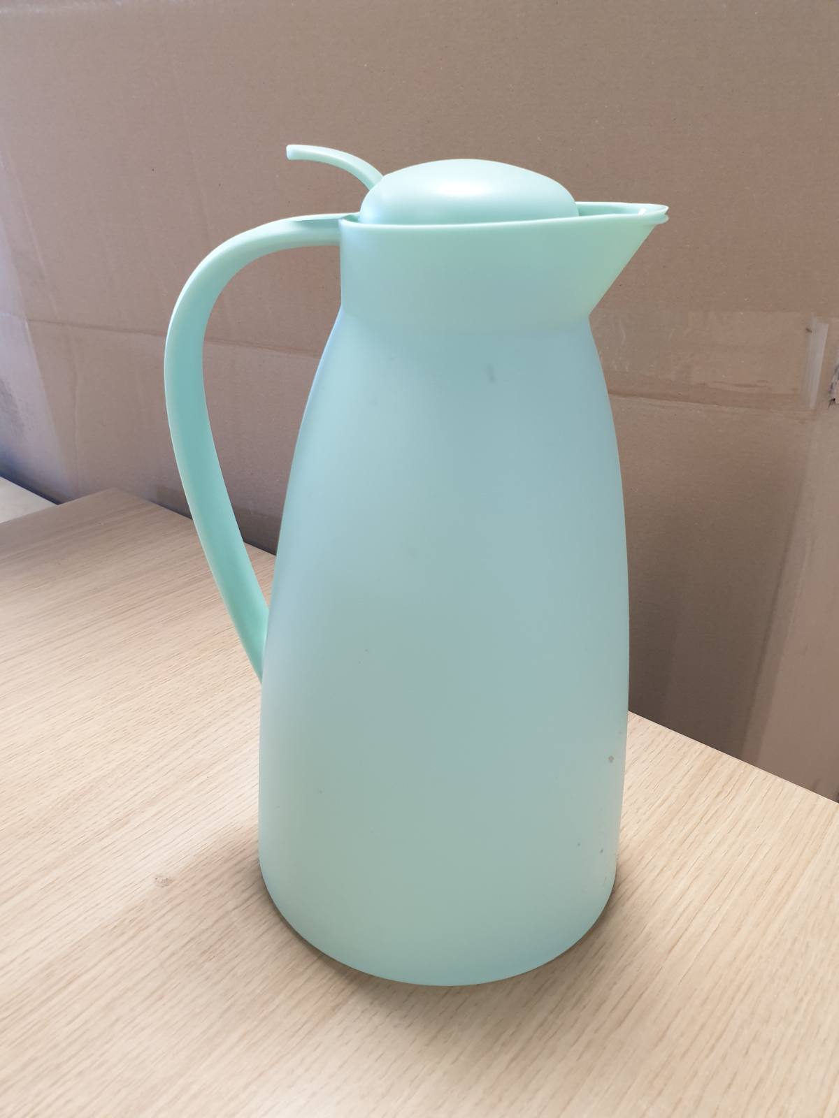 219597 - ALFI ECO, 1.0l, jeshile menteje, karafe e izoluar me një shtresë qelqi të temperuar higjienike prej plastike, kapak që mbyllet me rrotullim dhe buton të përshtatshëm shtypjeje, derdhje me një dorë, ideale si kafeteri, çajnik, pa BPA