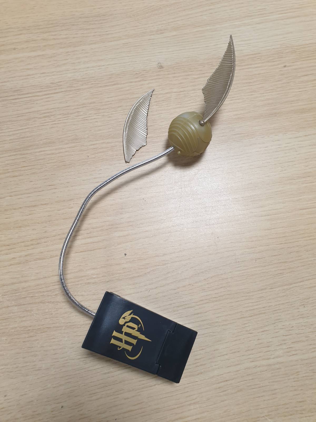 219814 - LLAMBË LEXIMI GOLDEN SNITCH ME KAPËSE LUMI, MALL I LICENCUAR ZYRTARISHT I HARRY POTTER, FUNKSIONON ME BATERI
