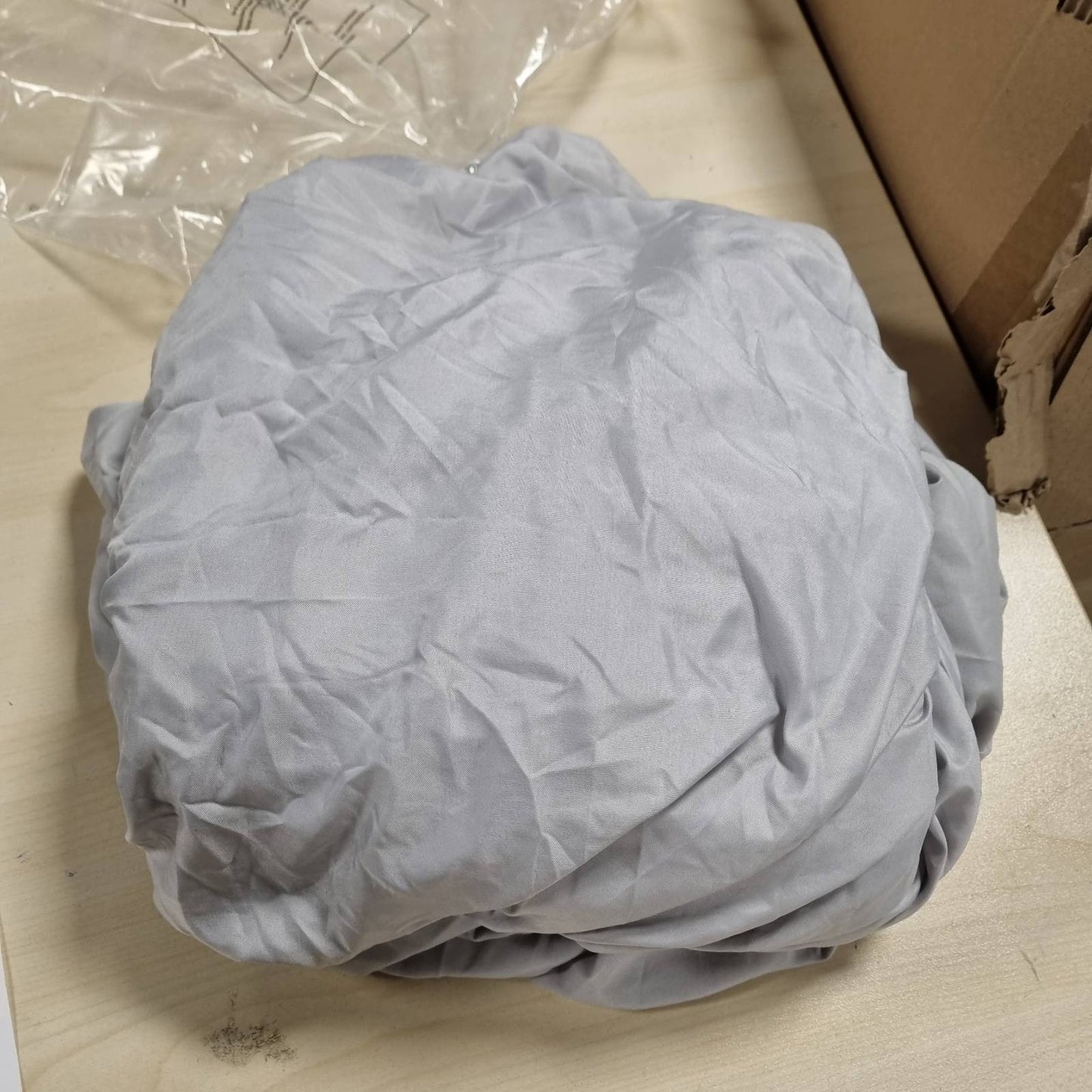 219865 - AMAZON BASICS Çarçaf i montuar me mikrofibër, 200 x 200 cm, lartësia e dyshekut deri në 30 cm, Gri e çelët