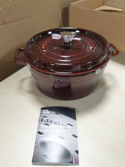 221009 - STAUB Pjekje/Tepsi prej gize, e rrumbullakët 26 cm, kapacitet 5 L, Funksion Aroma Rain për lagështim optimal, e kuqe Grenadine