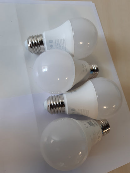 221248 - PHILIPS HUE Llampa inteligjente LED Essential A60, Ambient i bardhë dhe me ngjyra, E27, 8W, 2200-6500 K, 806 lm, me errësim, e pajtueshme me Alexa, Google dhe Apple Home, Pako me 4
