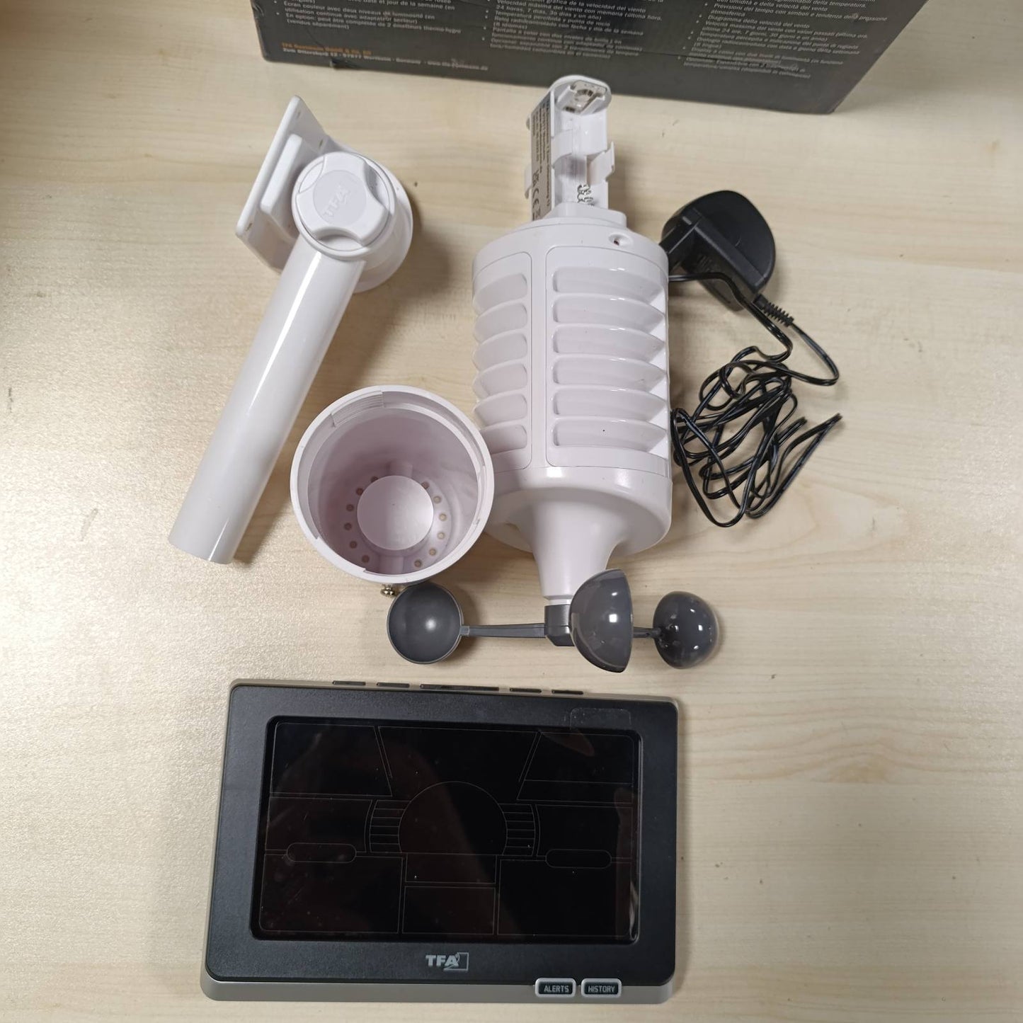 221256 - TFA DOSTMANN Stacion Meteorologjik Pa Tel Spring Breeze 35.1140.01 me Anemometer, Ekran Ngjyrash, Parashikim Moti, Sinjal Alarmi, Orë Radio, Historik, Shpejtësi Ere, Pikë Vesë, në Ngjyrë të Zezë