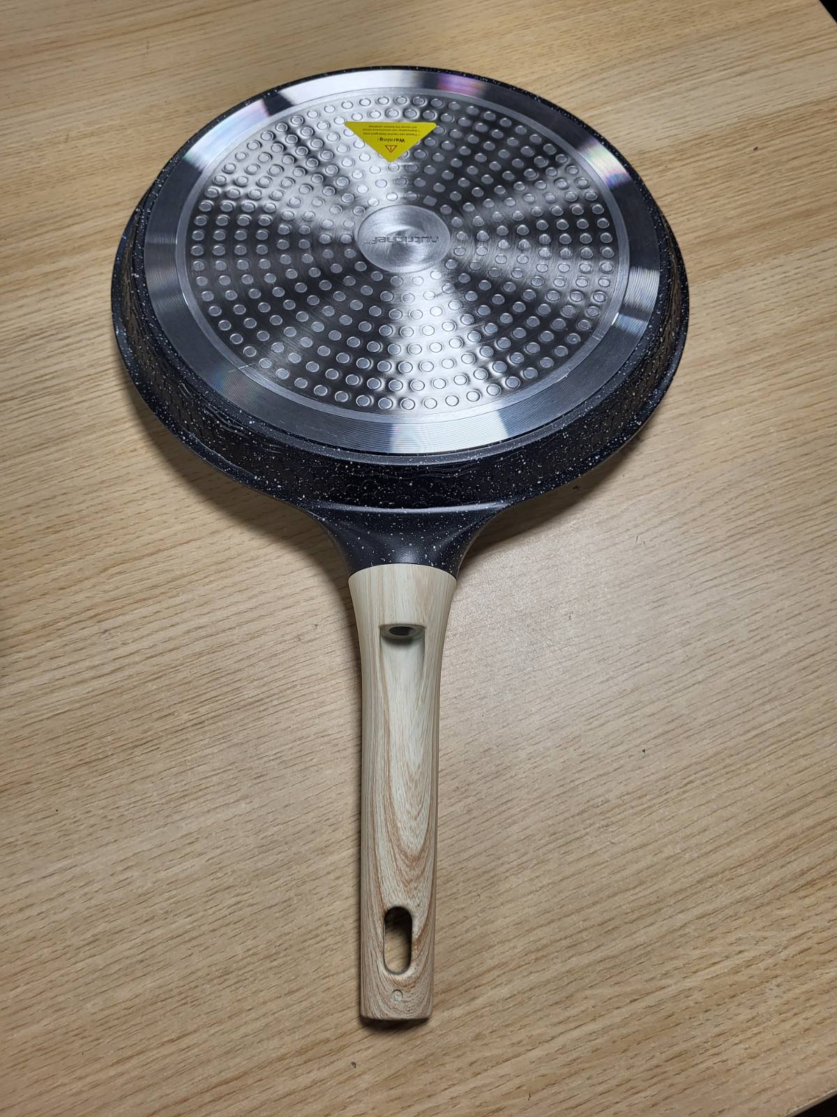 221986 - NutriChef Tavë për Krepa Jo-Ngjitëse, Diametri: 28cm, Induksion, Dorezë Bakeliti dhe Druri, Rezistente ndaj Njollave, Mermer i Zi