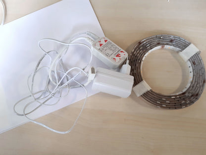 222718 - AMAZON BASICS Shirit ndriçimi LED inteligjent, 5 m, RGBW, i pajtueshëm vetëm me Alexa, Shumëngjyrësh