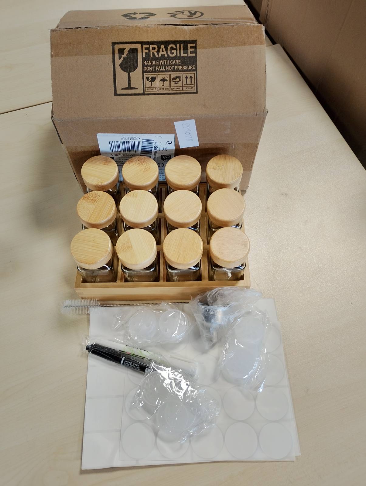 223078 - SAEIV Raft erëzash prej druri ekologjik me 12 ndarje bambuje | 12 organizues sirtarësh kavanozësh erëzash 120 ml | Raft erëzash me kavanoza dhe etiketa erëzash gjermane | Rafte erëzash në këmbë | Organizues erëzash