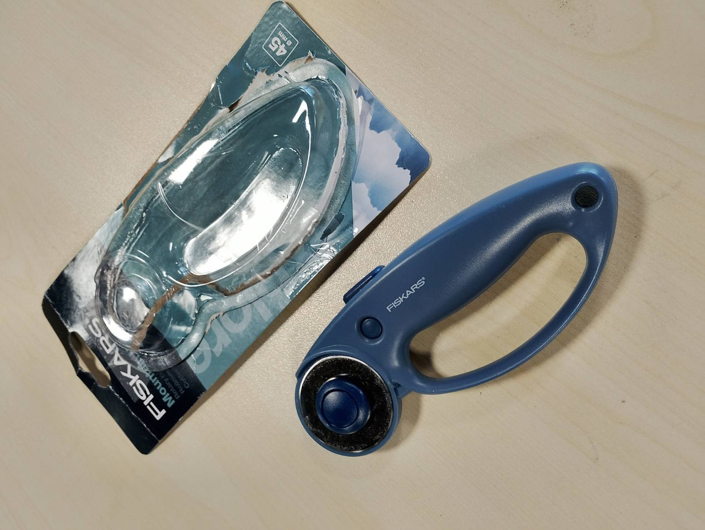 223281 - FISKARS Prerës rrotullues, thikë rrotulluese 45 mm, Mjegull malore (Blu), 1066465