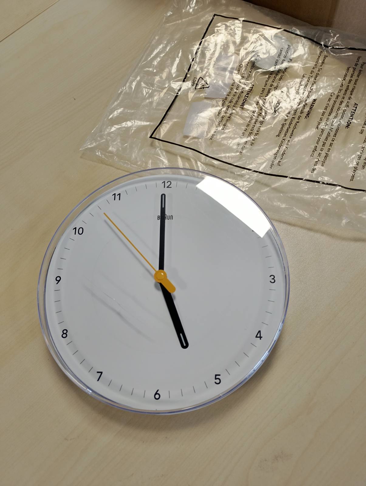 223538 - BRAUN Orë muri analoge Classic me mekanizëm kuarci të heshtur, diametër 23 cm, ngjyrë e bardhë, modeli BC26W