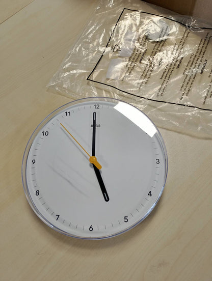 223538 - BRAUN Orë muri analoge Classic me mekanizëm kuarci të heshtur, diametër 23 cm, ngjyrë e bardhë, modeli BC26W