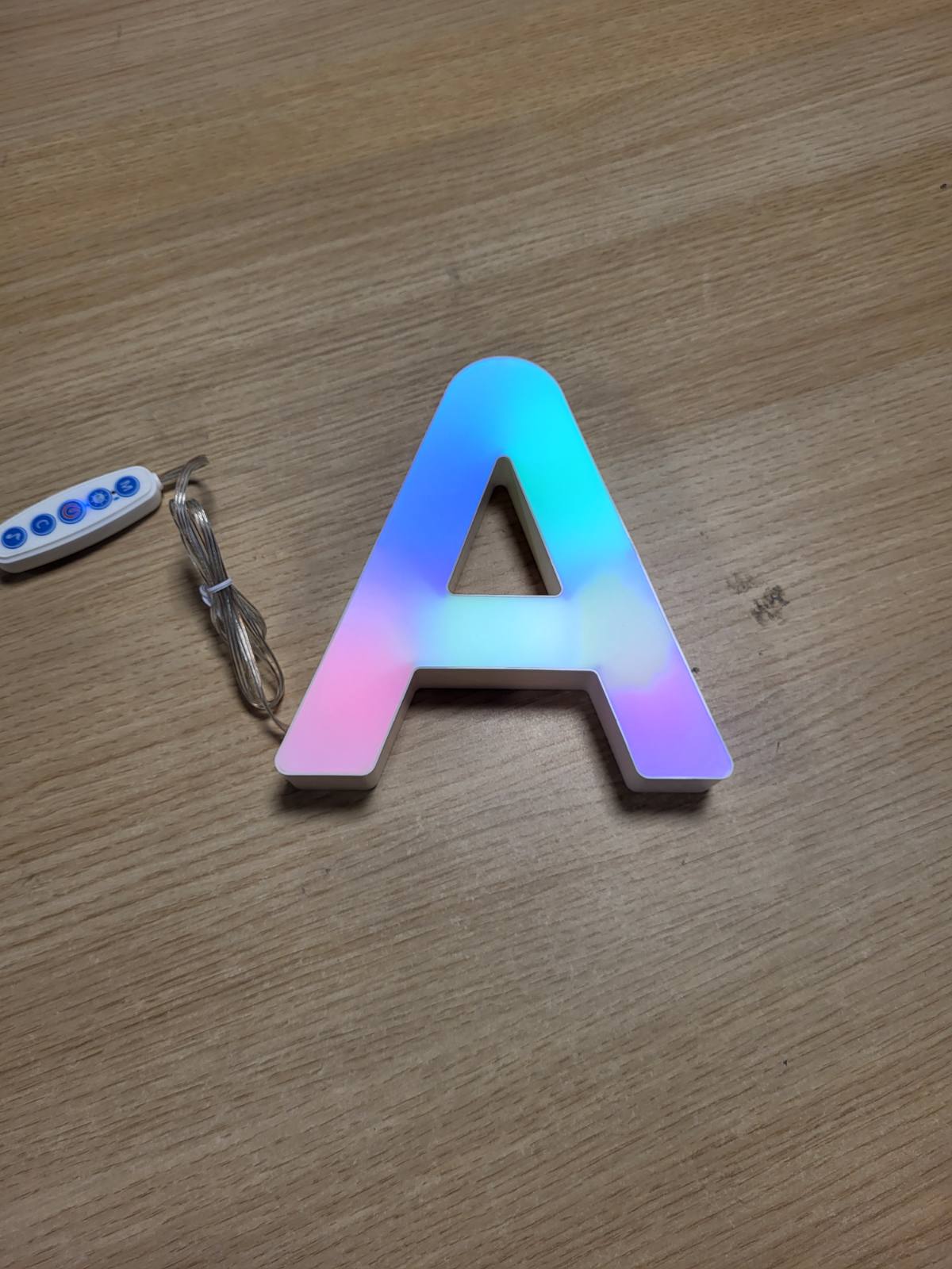 224306 - SHKRONJA TË MËDHA me ndriçim LED, USB, kontroll me aplikacion, shkronja - A