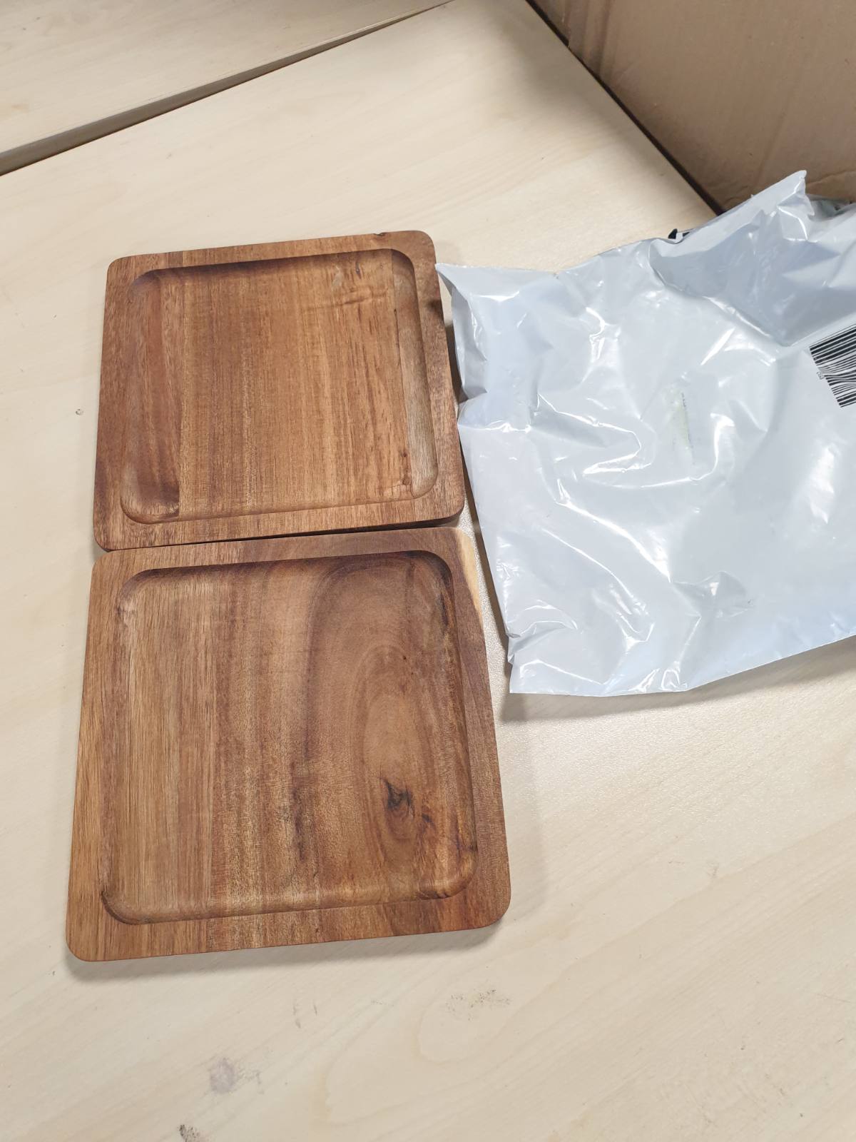 224988 - COM-FOUR Set Tabakash prej Druri Akacie, 2X, dërrasa dekorative katrore, tabaka servirjeje për ushqime të lehta