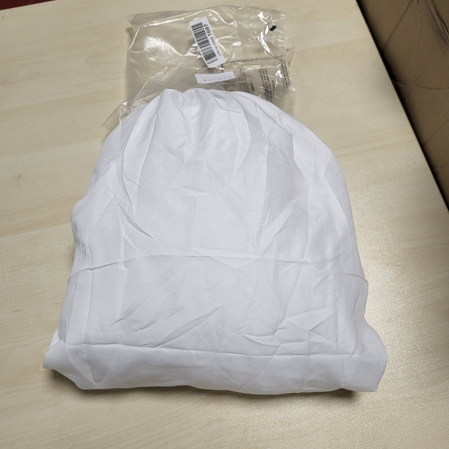 229725 - AMAZON BASICS, Çarçaf i montuar me mikrofibër, lartësia e dyshekut deri në 30 cm, 160 x 200 cm, e bardhë